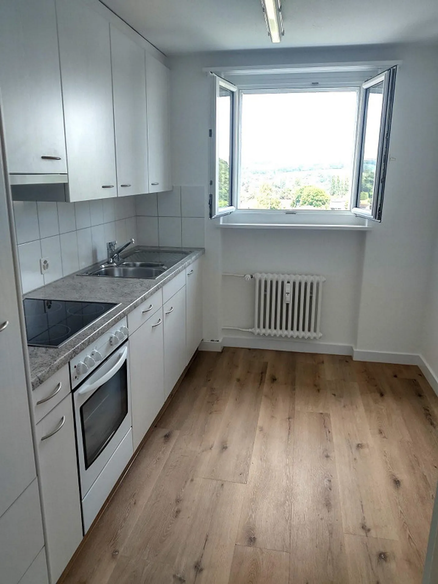 3-room apartment with balcony in a quiet location - Photo 2 of 10