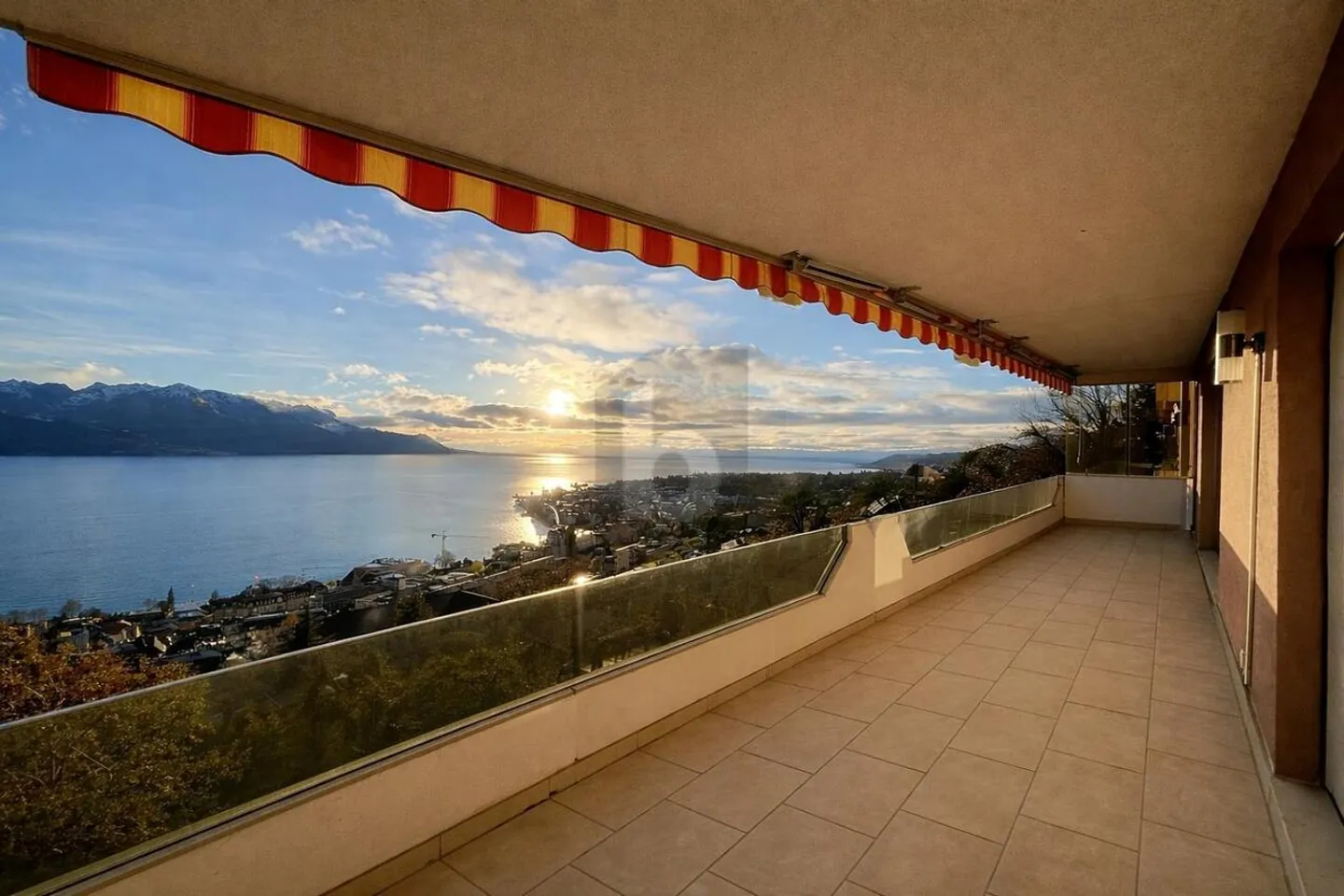 Bright Apartment with Lake View - Photo 1 of 6