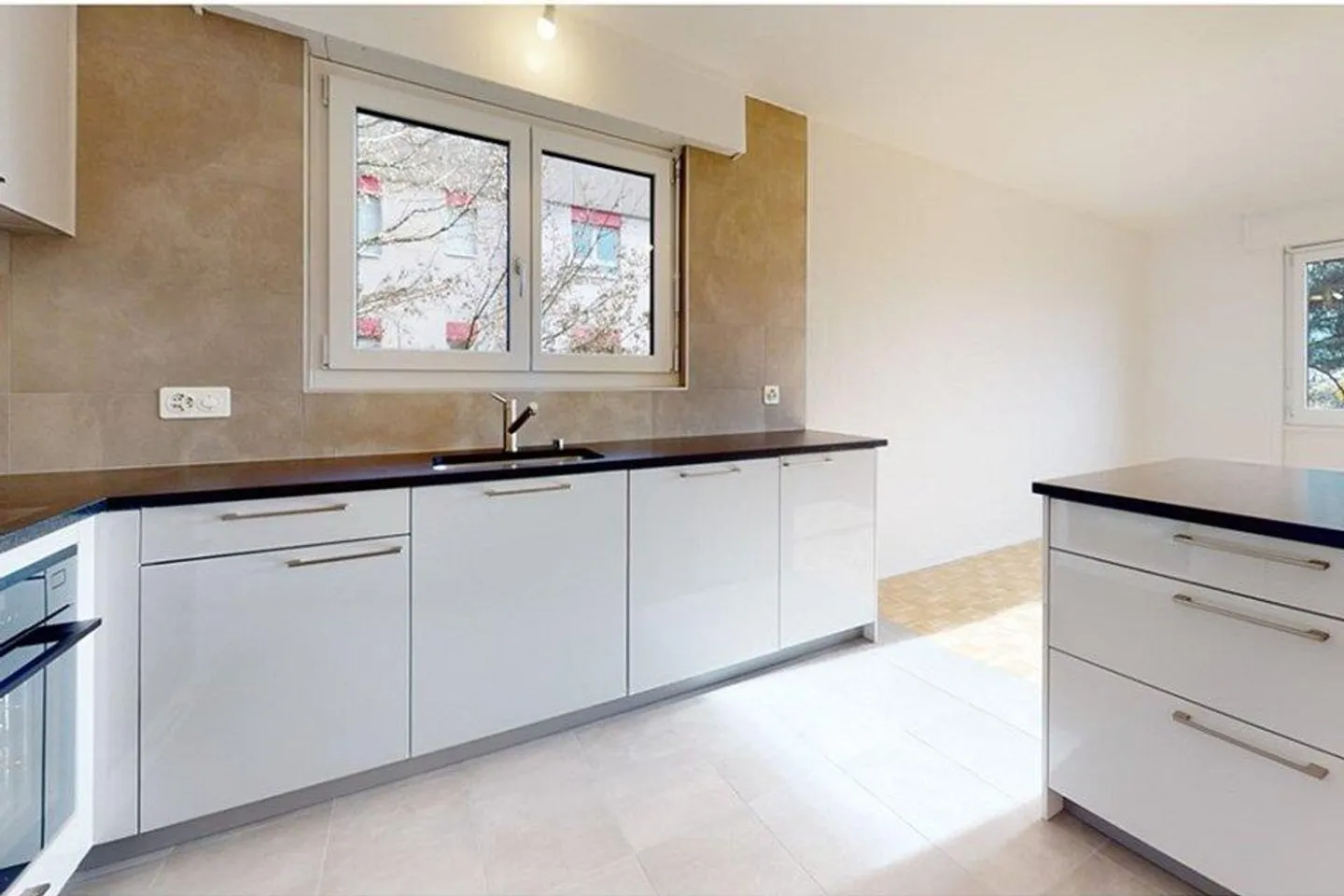 Helle 4.5-Zimmer-Wohnung, komplett renoviert mit Kamin und Südbalkon - Foto 5 von 10