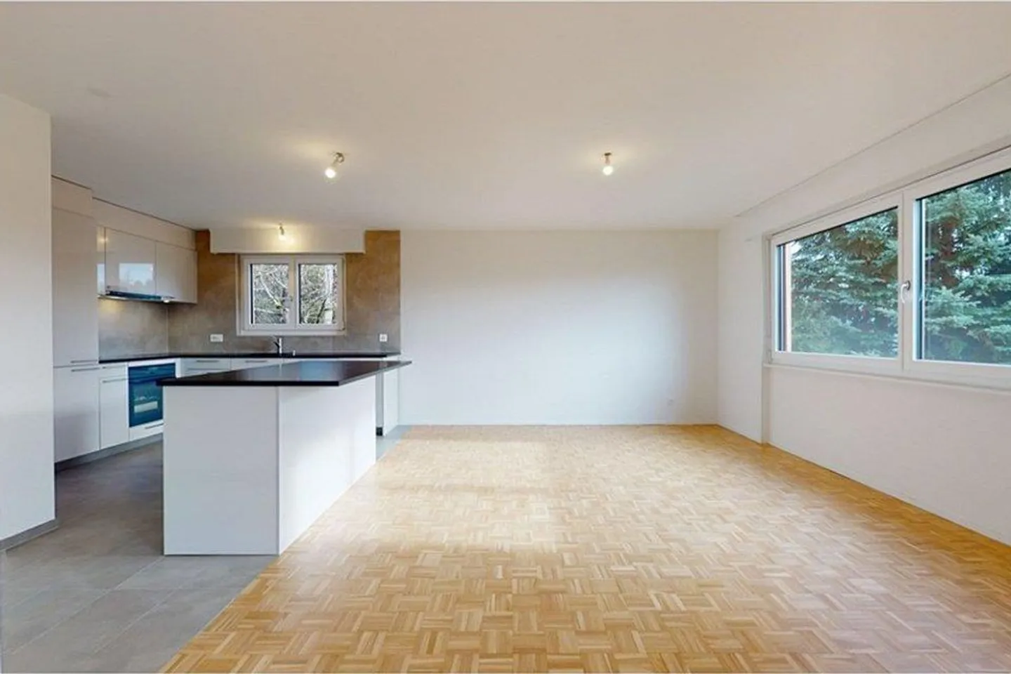 Helle 4.5-Zimmer-Wohnung, komplett renoviert mit Kamin und Südbalkon - Foto 6 von 10