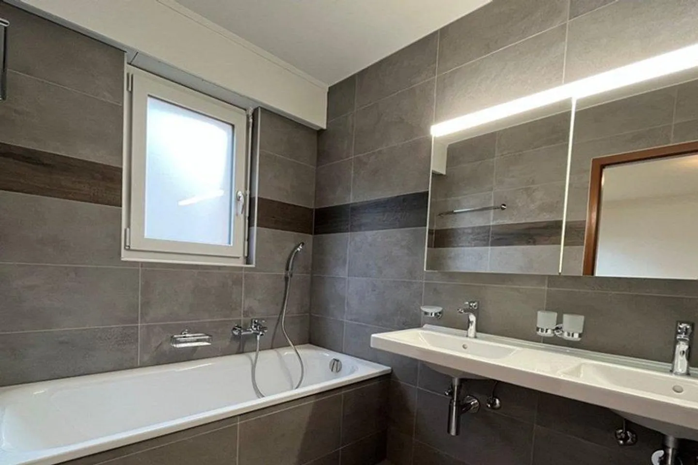 Helle 4.5-Zimmer-Wohnung, komplett renoviert mit Kamin und Südbalkon - Foto 8 von 10