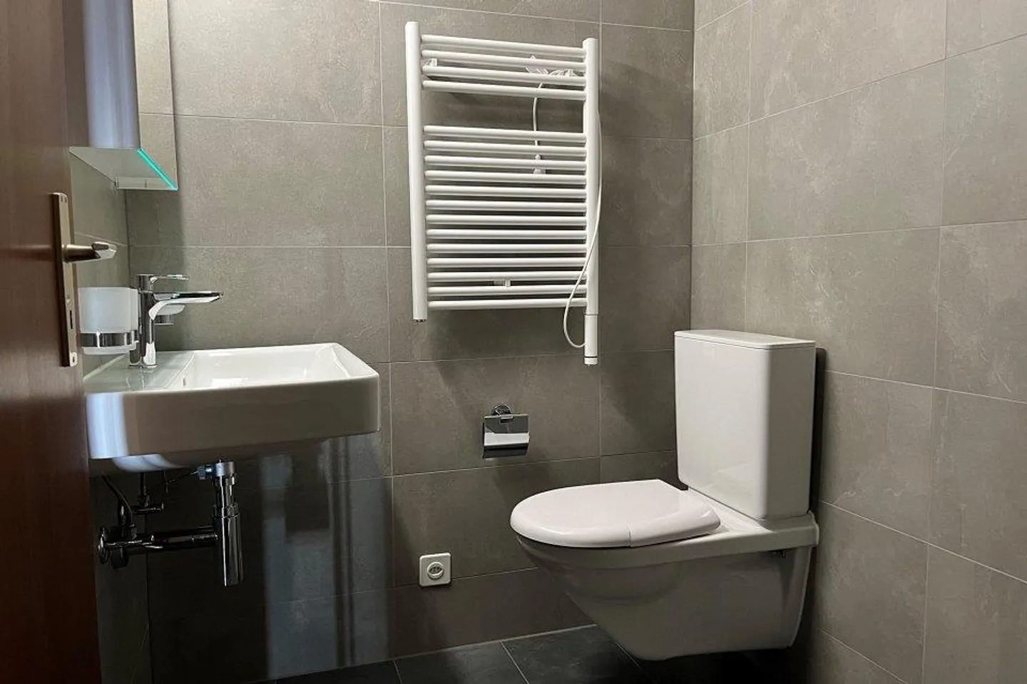 Helle 4.5-Zimmer-Wohnung, komplett renoviert mit Kamin und Südbalkon - Foto 9 von 10