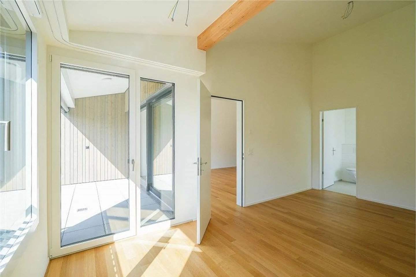 Vivre de manière durable et centrale : Un autre penthouse de 4,5 pièces prêt à emménager - Photo 10 sur 13