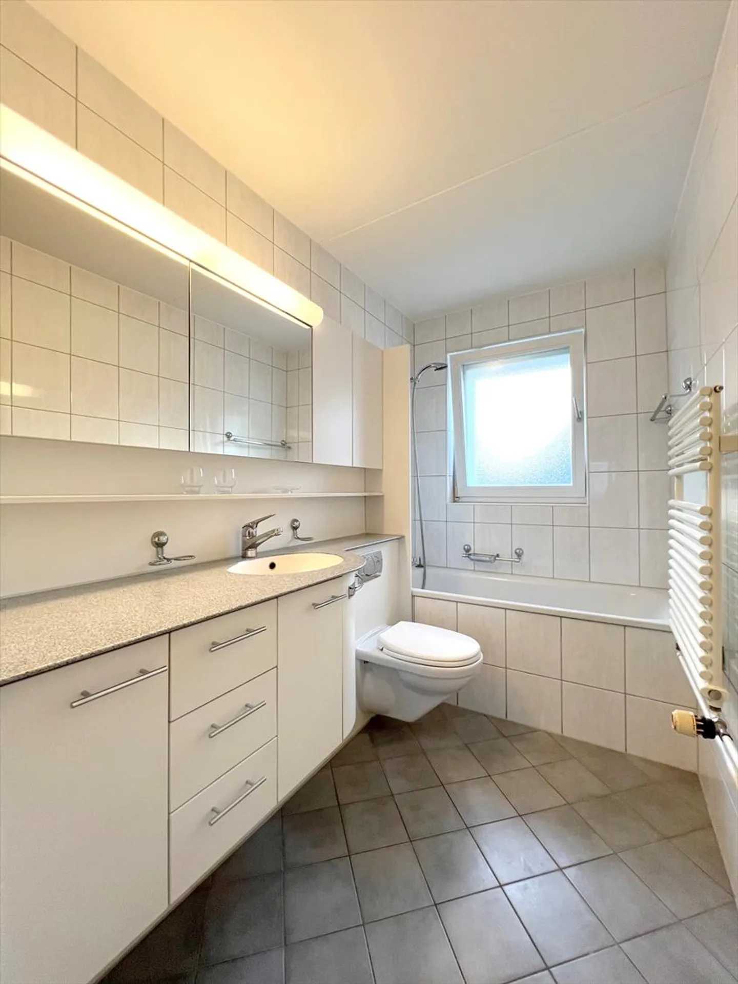 Cozy and centrally located apartment with a view! - Photo 6 of 7