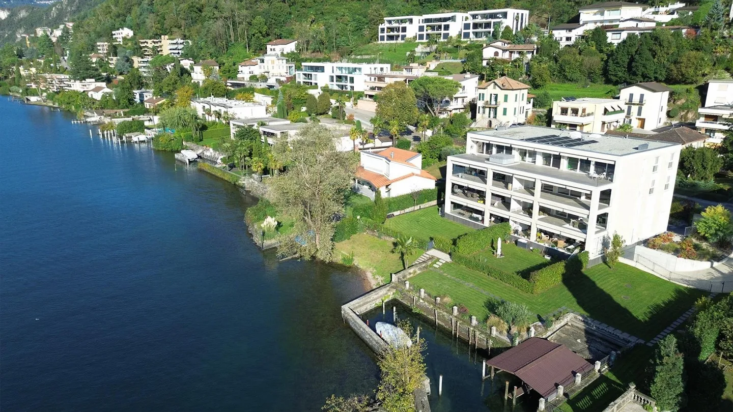 Elegant Penthouse with 4 Bedrooms and Lake View in Bissone - Photo 1 of 12