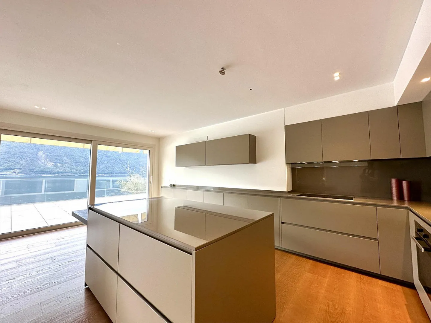 Elegant Penthouse with 4 Bedrooms and Lake View in Bissone - Photo 5 of 12