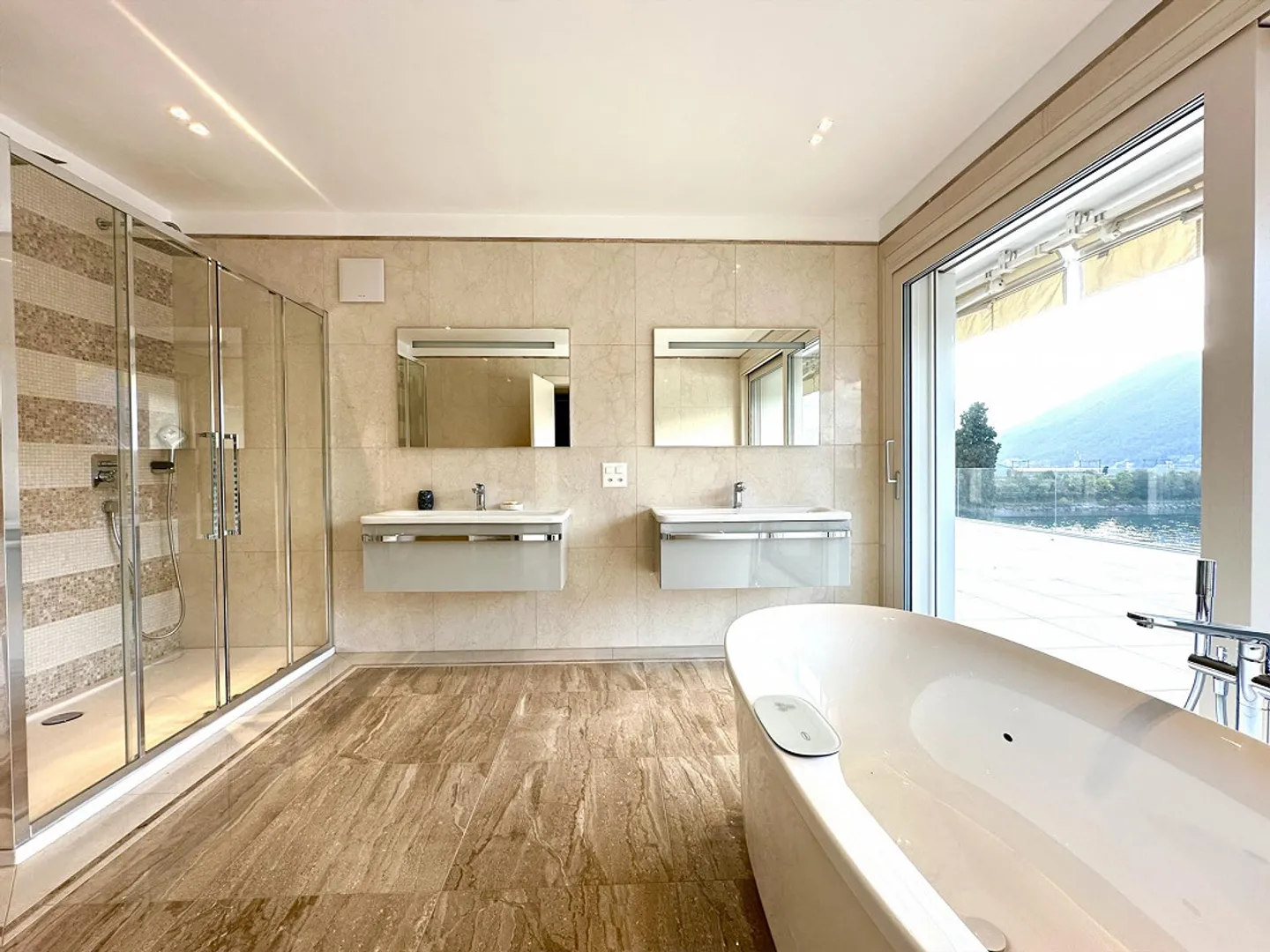Elegant Penthouse with 4 Bedrooms and Lake View in Bissone - Photo 7 of 12