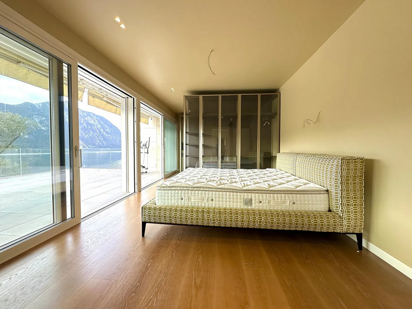 Elegant Penthouse with 4 Bedrooms and Lake View in Bissone - Photo 8 of 12