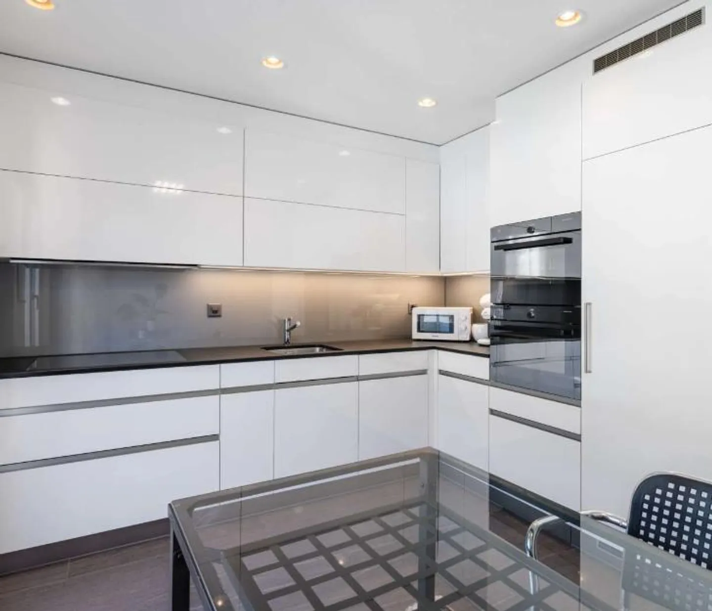Bel appartement de 5.5 pièces avec un standard de finition élevé à Brunnen - Photo 3 sur 10