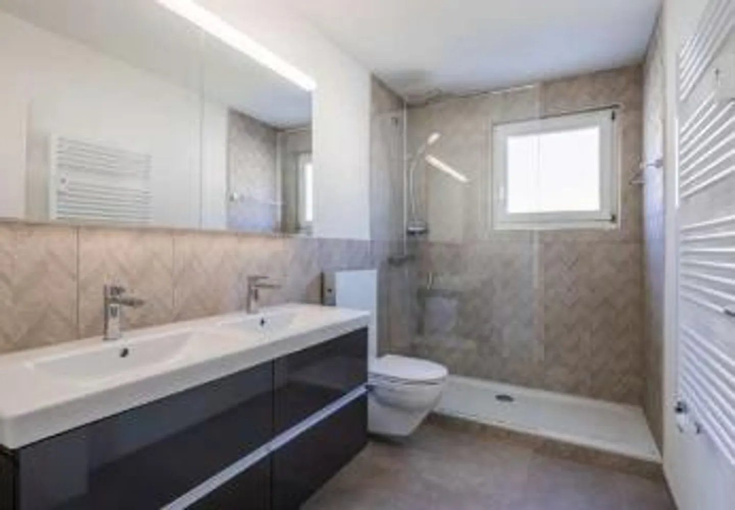 Bel appartement de 5.5 pièces avec un standard de finition élevé à Brunnen - Photo 6 sur 10
