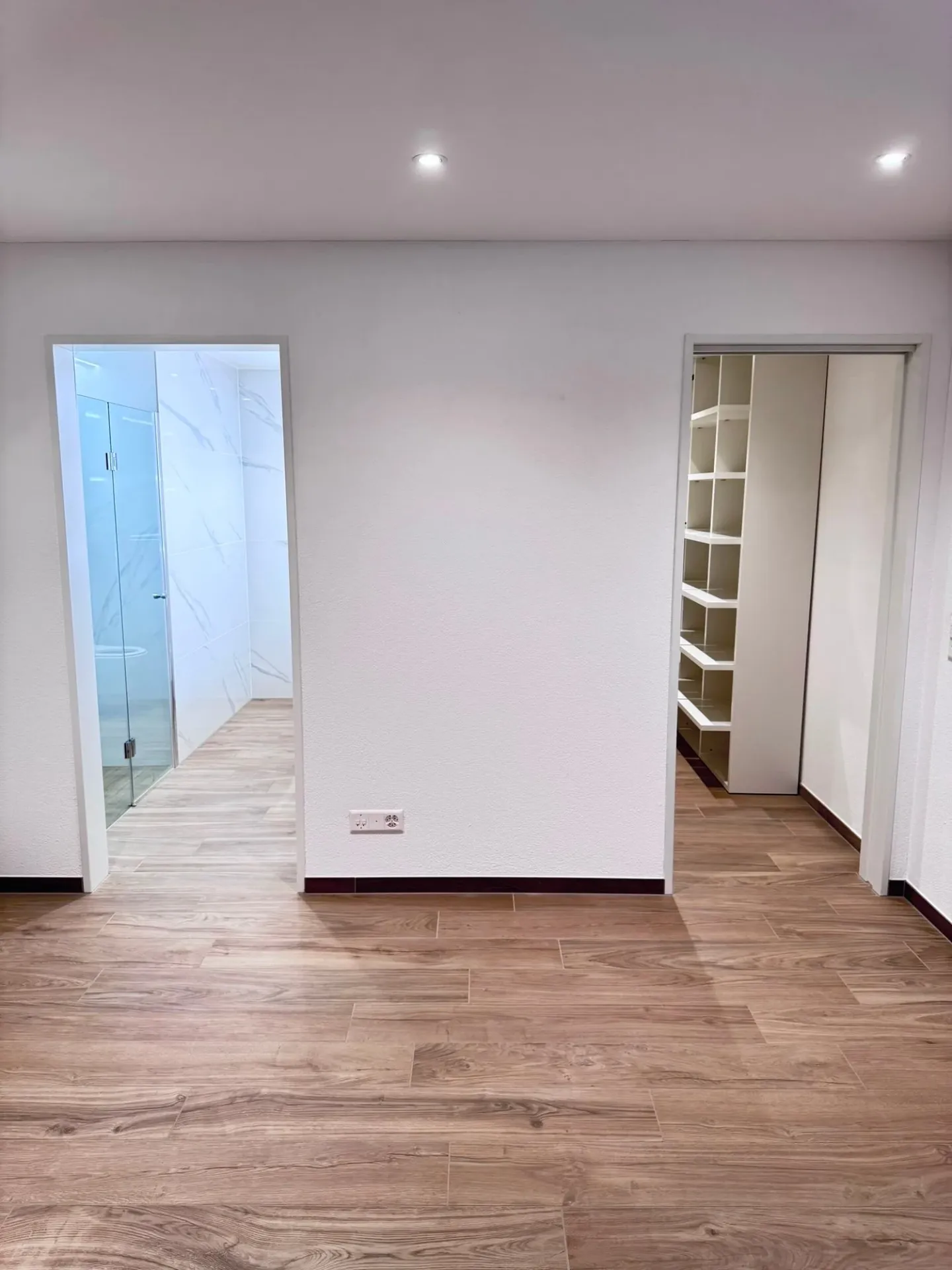 Appartamento giardino confortevole di 4-5 stanze con veranda di 32 m2 a Wilen vicino a Wollerau - Foto 6 di 15