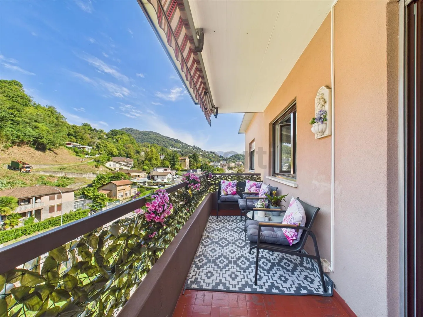 Attico con 3,5 stanze e vista lago a Caslano ristrutturato - Foto 9 di 12