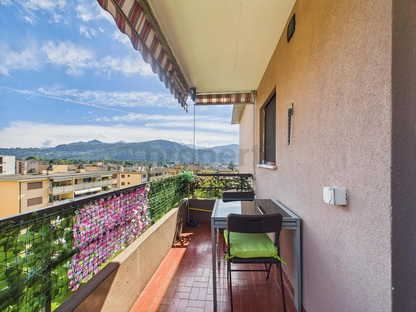 Attico con 3,5 stanze e vista lago a Caslano ristrutturato - Foto 10 di 12