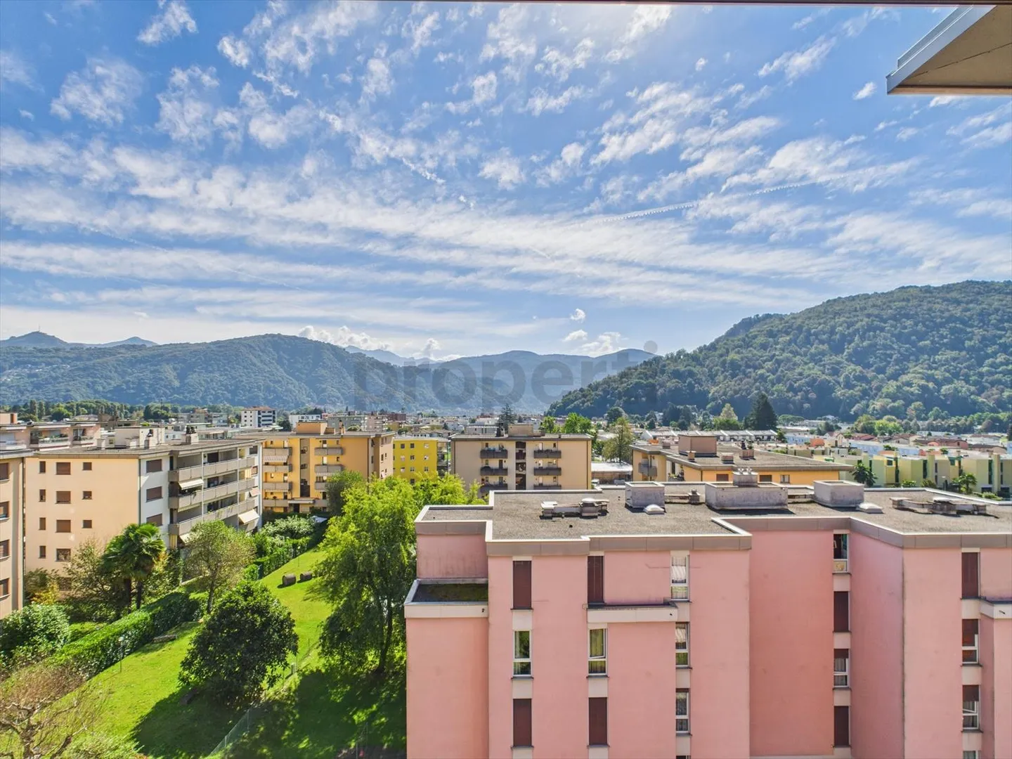 Attico con 3,5 stanze e vista lago a Caslano ristrutturato - Foto 11 di 12