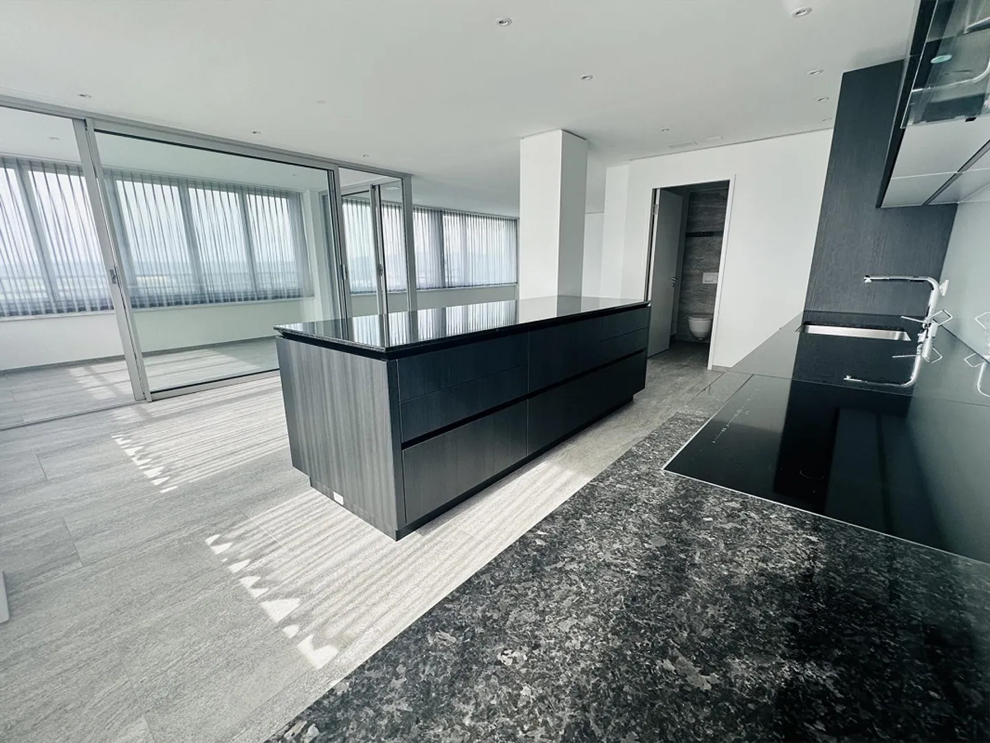 Exclusif! Unique! 3,5 pièces! 132 m2! 23ème étage! Rhyfalltower!!! - Photo 3 sur 13