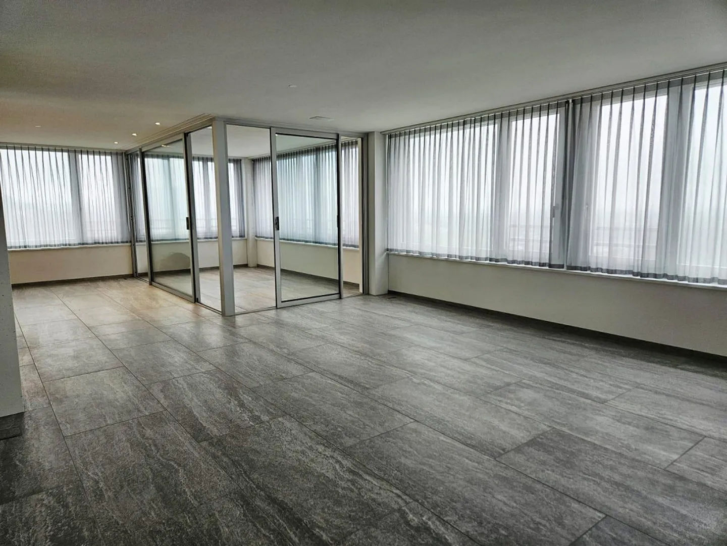 Exclusif! Unique! 3,5 pièces! 132 m2! 23ème étage! Rhyfalltower!!! - Photo 5 sur 13