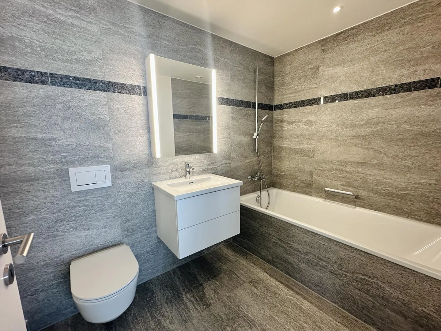 Exclusif! Unique! 3,5 pièces! 132 m2! 23ème étage! Rhyfalltower!!! - Photo 12 sur 13