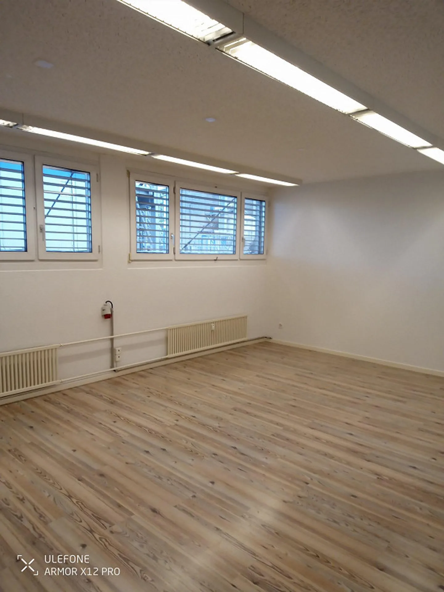 Spazi commerciali versatili per studio, pratica o ufficio disponibili immediatamente - Foto 3 di 8