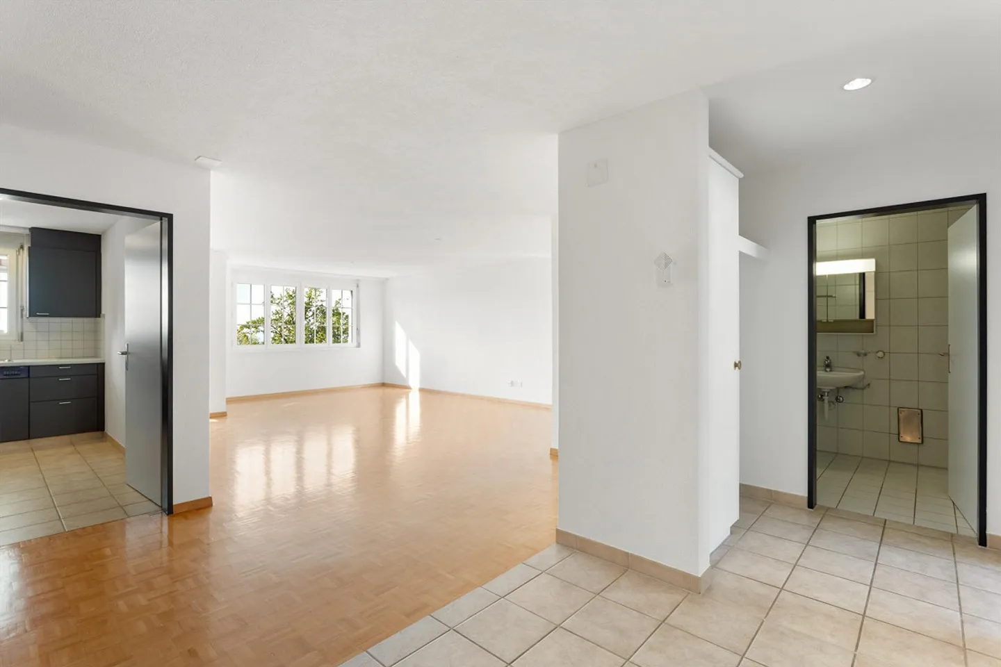 Beautiful, spacious and bright 4.5 room apartment with a wide view - Photo 2 of 30