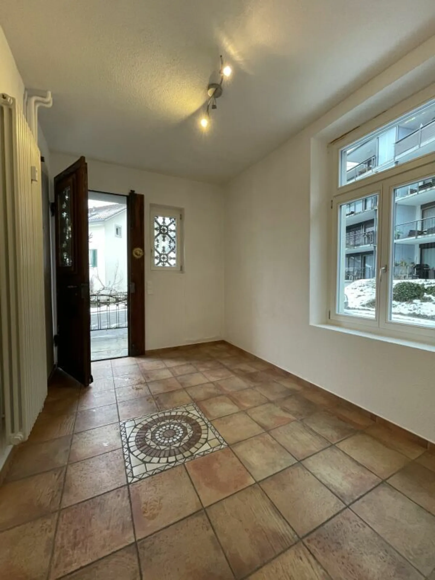 Maison jumelée de 7,5 pièces à louer - Photo 2 sur 13