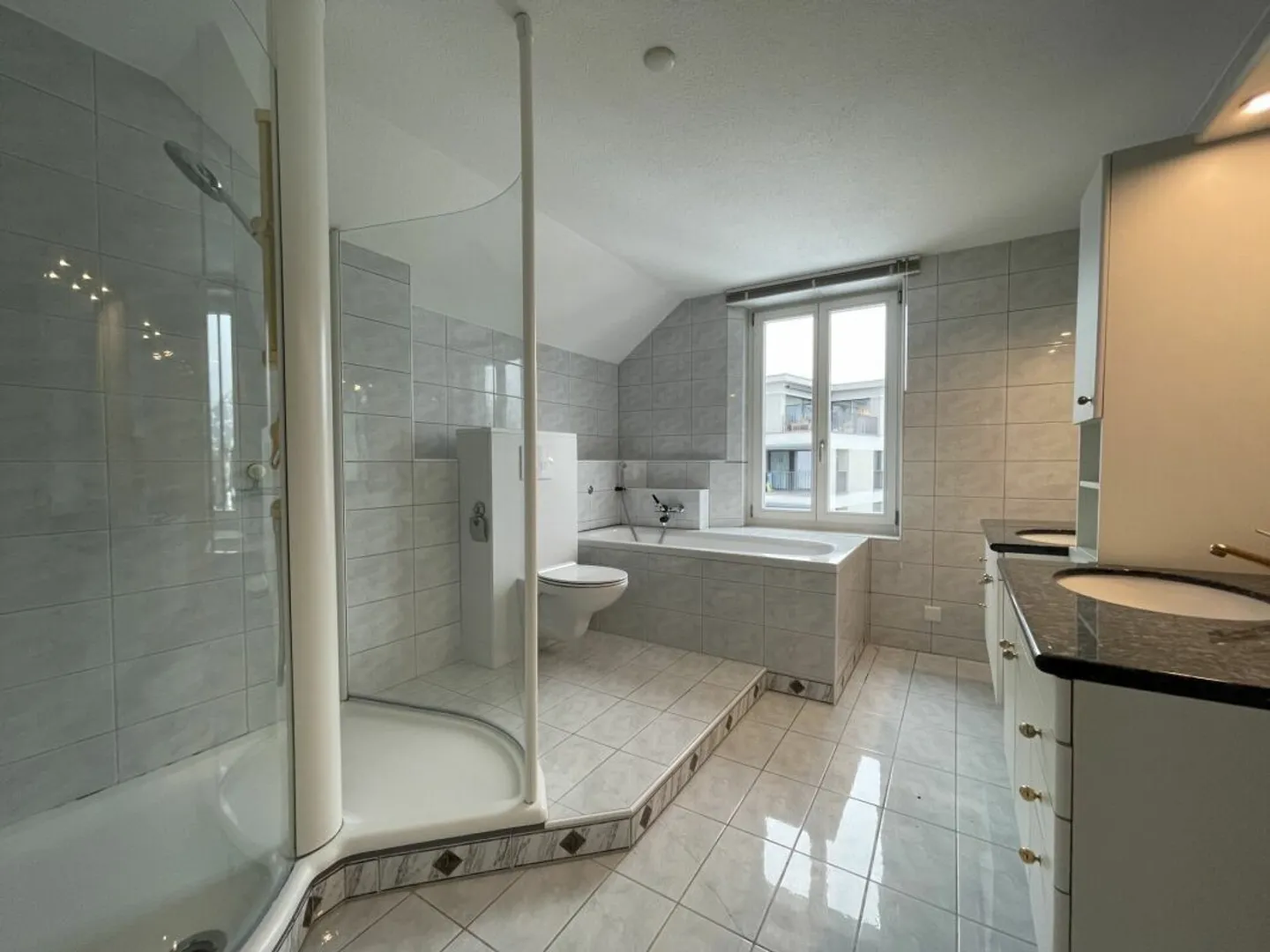 Maison jumelée de 7,5 pièces à louer - Photo 12 sur 13