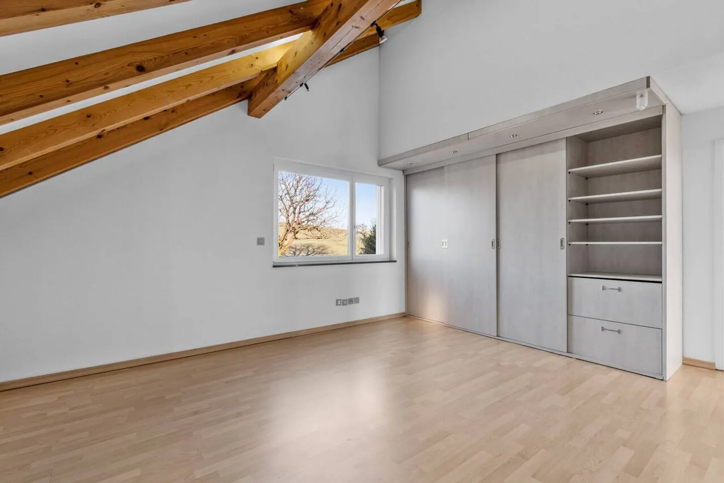Geräumiges Einfamilienhaus mit Pool - Foto 10 von 12