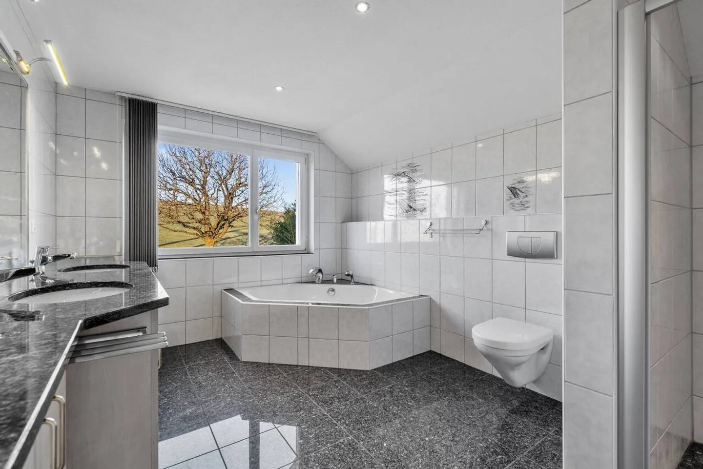 Geräumiges Einfamilienhaus mit Pool - Foto 11 von 12