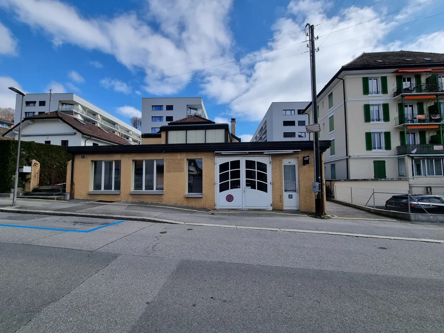 Casa con appartamento e grande laboratorio - Foto 1 di 12