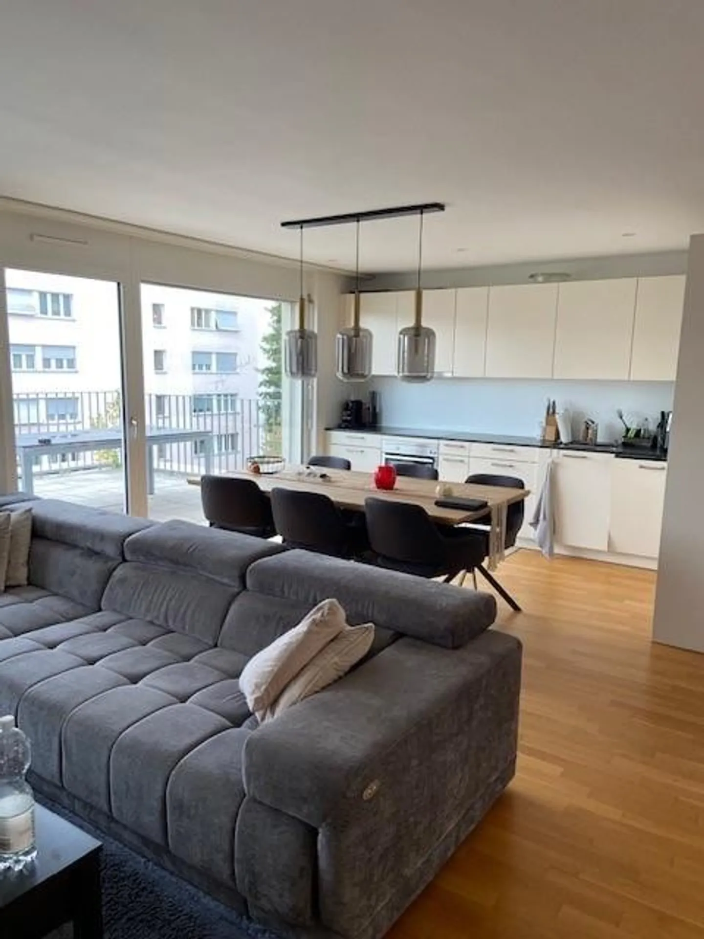 Modern penthouse apartment near city center - Photo 2 of 9