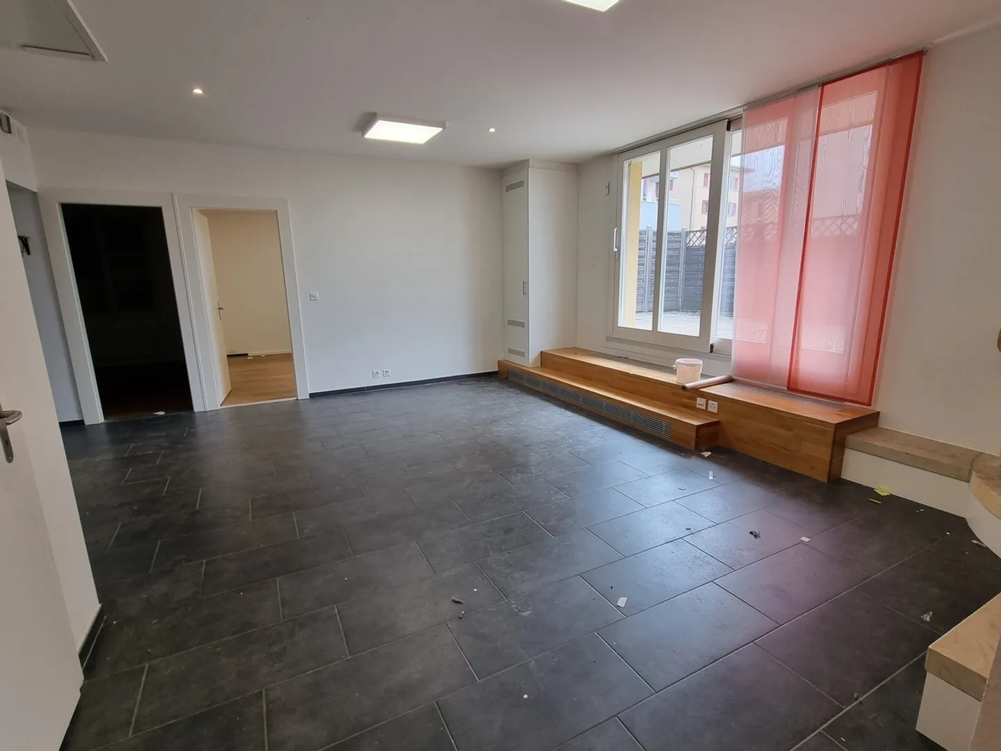 Casa con appartamento e grande laboratorio - Foto 8 di 12