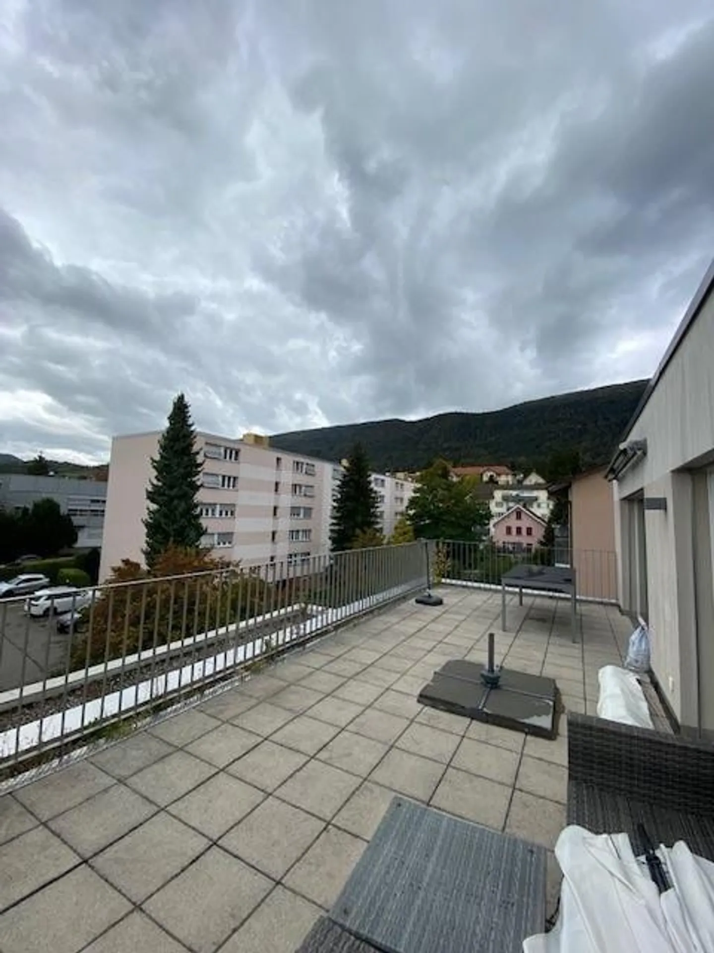 Modern penthouse apartment near city center - Photo 8 of 9