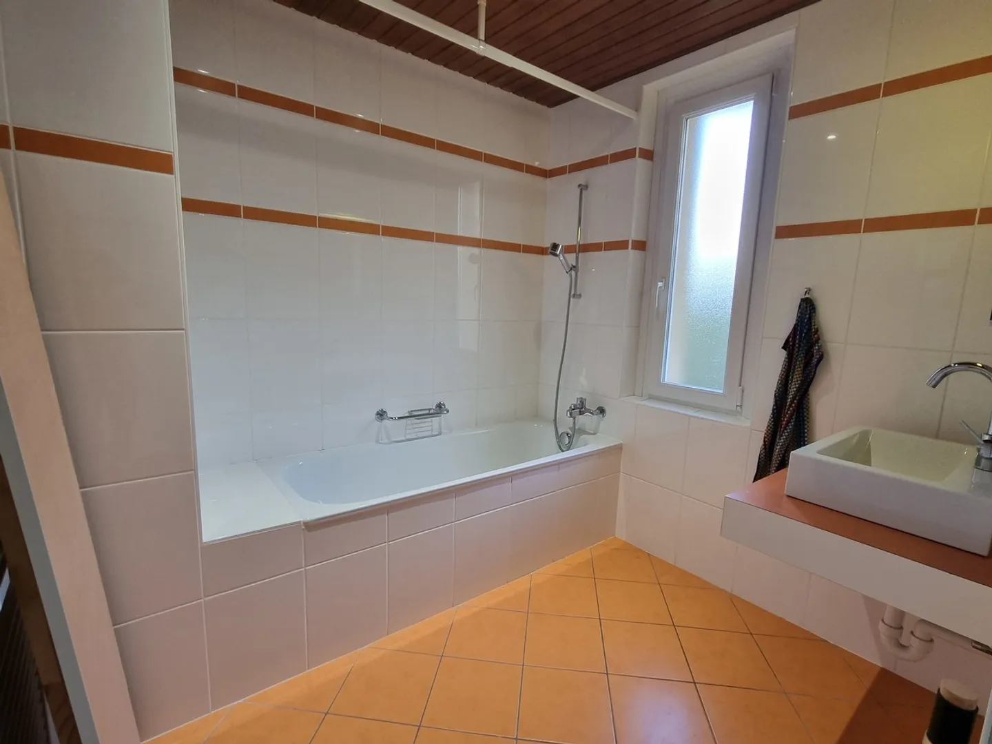 Casa con appartamento e grande laboratorio - Foto 9 di 12