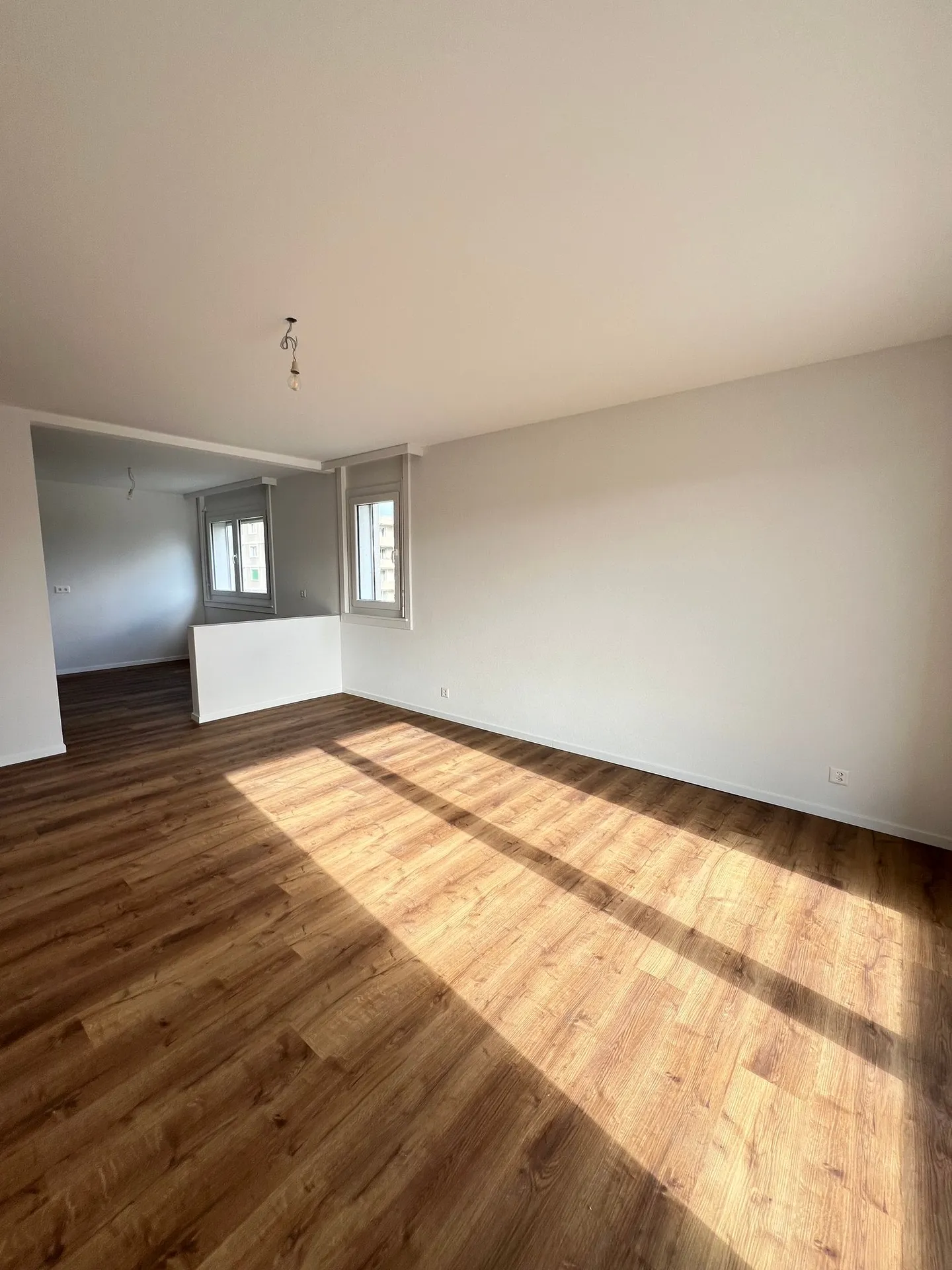 Zu vermieten – Wunderschöne 2.5-Zimmer-Wohnung komplett renoviert in Romont - Foto 2 di 6