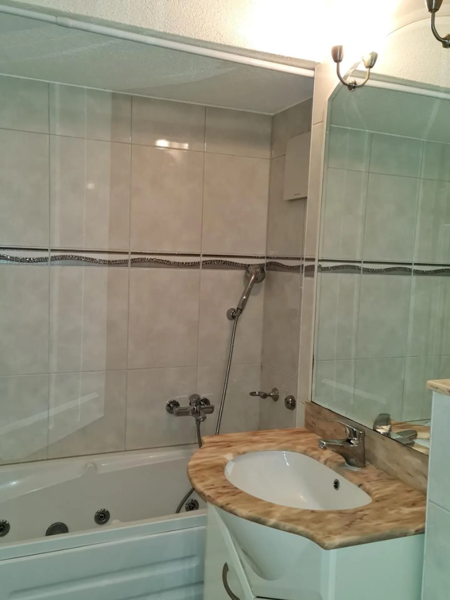 Appartement 2,5 pièces rénové avec ascenseur - À deux pas du village - Photo 2 sur 13