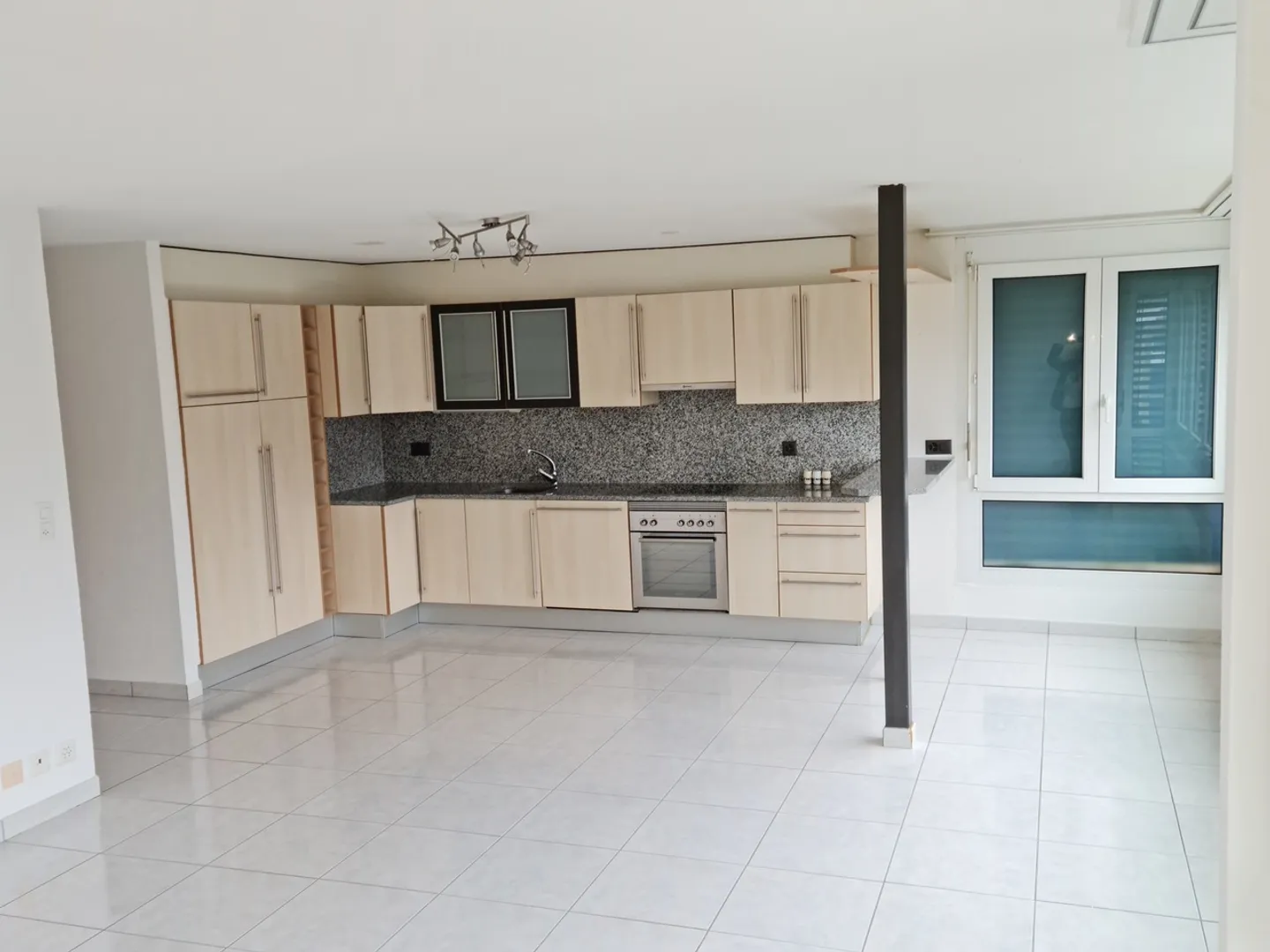 Appartement 2,5 pièces rénové avec ascenseur - À deux pas du village - Photo 4 sur 13