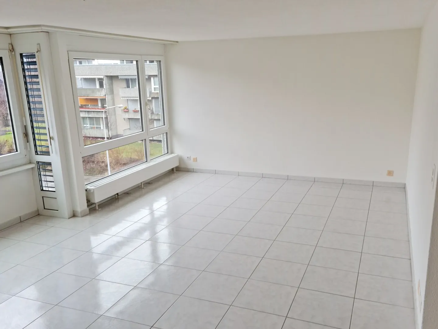 Appartement 2,5 pièces rénové avec ascenseur - À deux pas du village - Photo 5 sur 13