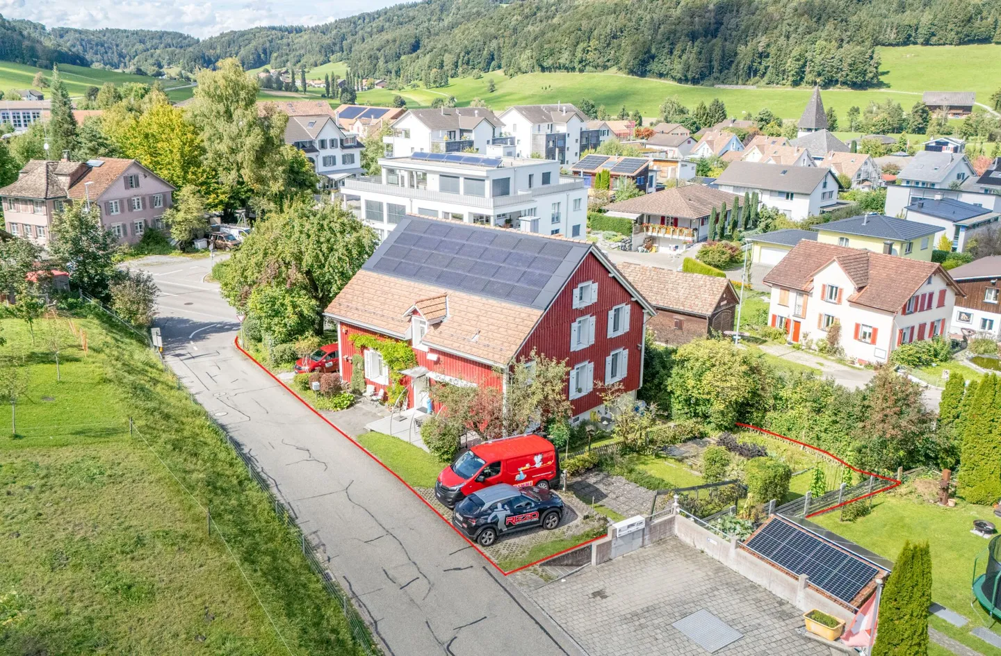 Historic Gem: 7-Room Detached House with Versatile Space - Photo 2 of 41
