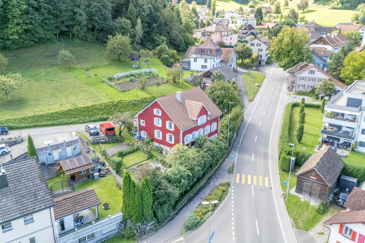 Historic Gem: 7-Room Detached House with Versatile Space - Photo 3 of 41