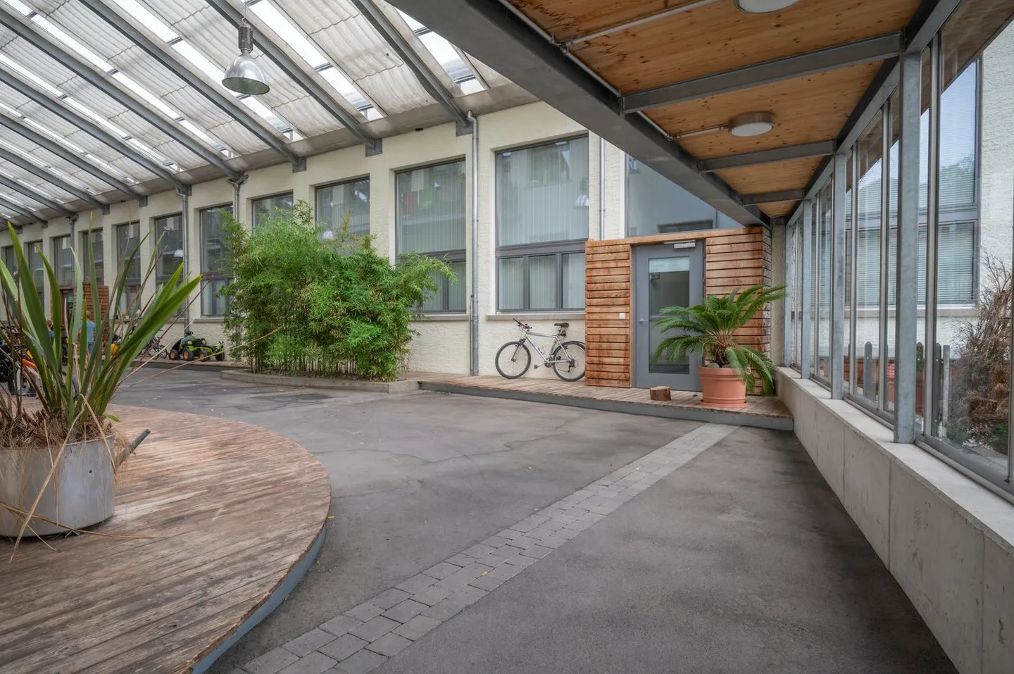 Exklusiver Loft-Traum im Walzmühle-Areal: 3.1 m Raumhöhe, Luxus-Küche & 130 m² Privatgarten - Foto 18 von 25