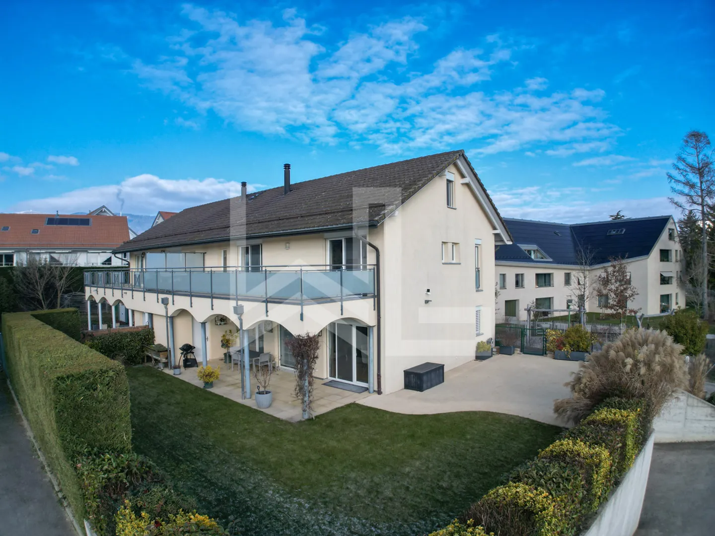 Reihenhaus 7,5 Zimmer - Foto 1 von 13