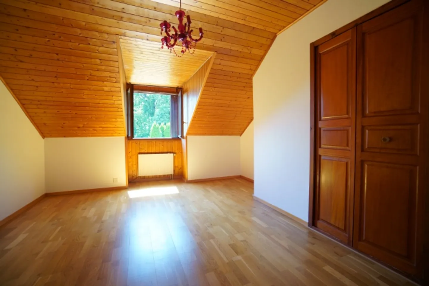 Villa spaziosa con 7 stanze - Foto 5 di 9