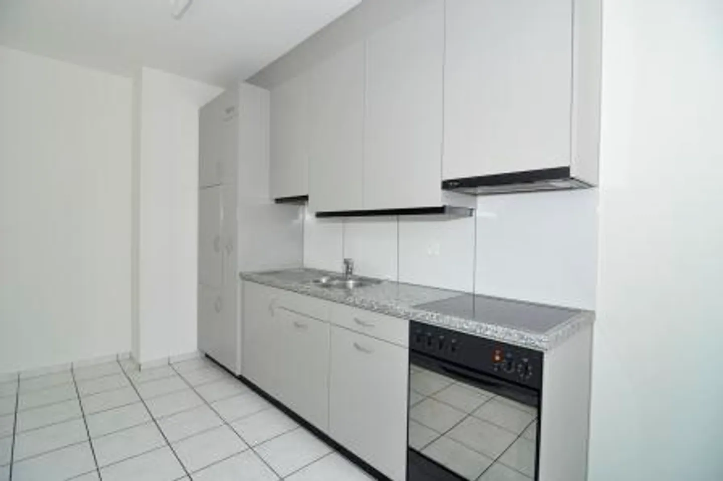 Spacious 2.5-Room Apartment in Basel - Photo 2 of 5