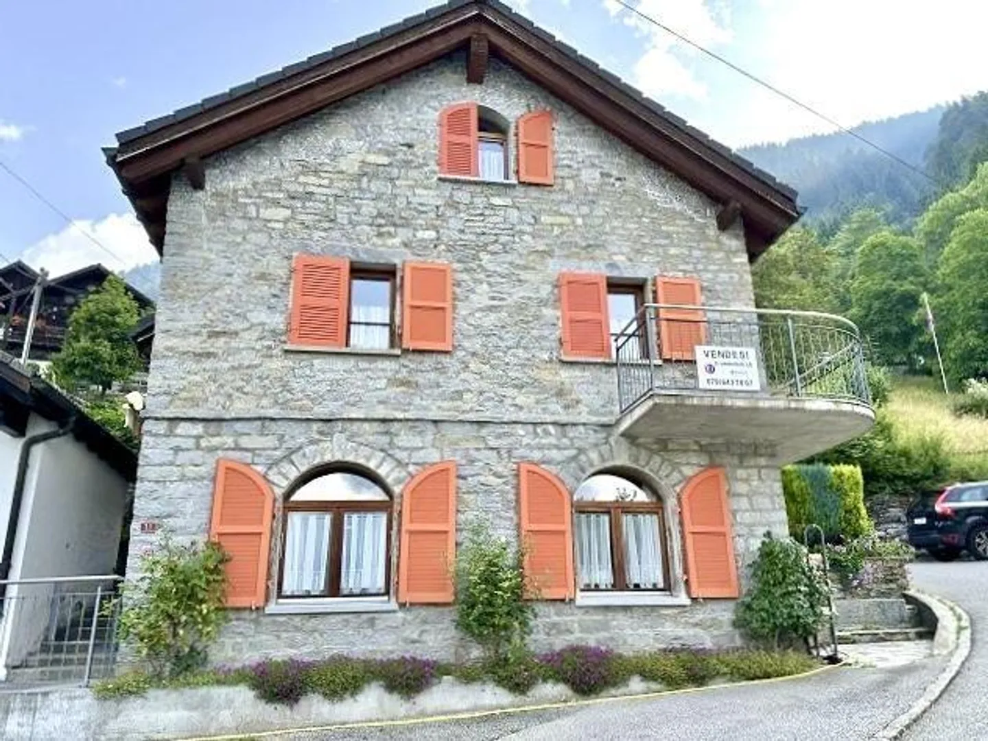 Casa ticinese 4 1/2 locali in una posizione molto tranquilla e soleggiata con vista... - Foto 1 di 28