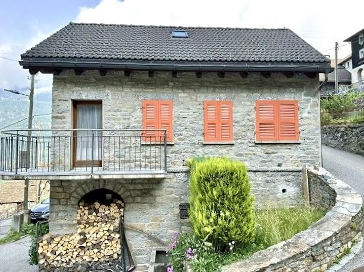 Casa ticinese 4 1/2 locali in una posizione molto tranquilla e soleggiata con vista... - Foto 2 di 28