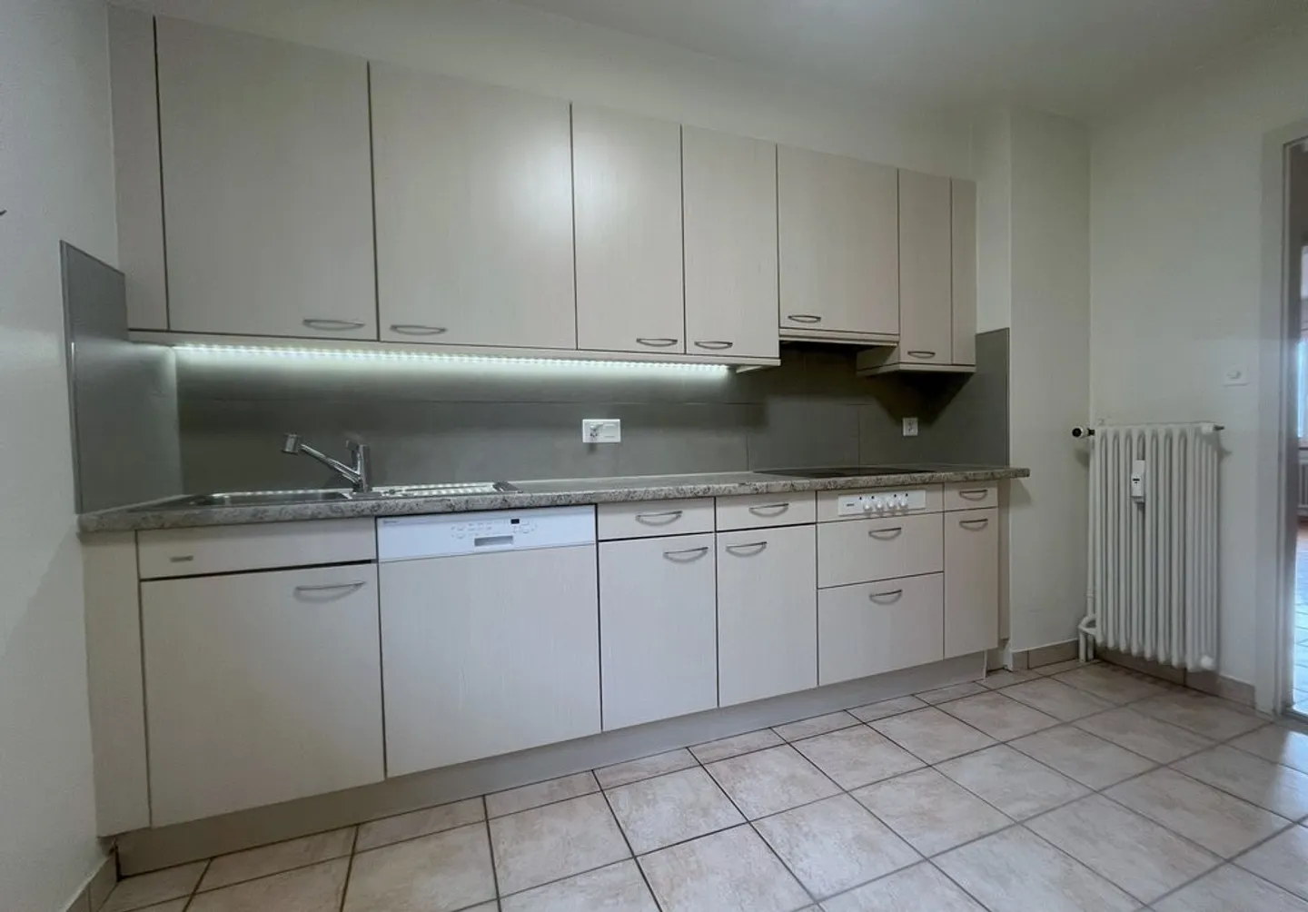 Bell'appartamento di 4 stanze con cucina attrezzata. - Foto 2 di 9