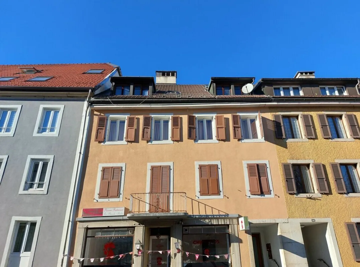 Bell'immobile di rendimento idealmente situato, comprendente un ristorante e tre appartamenti - Foto 1 di 7