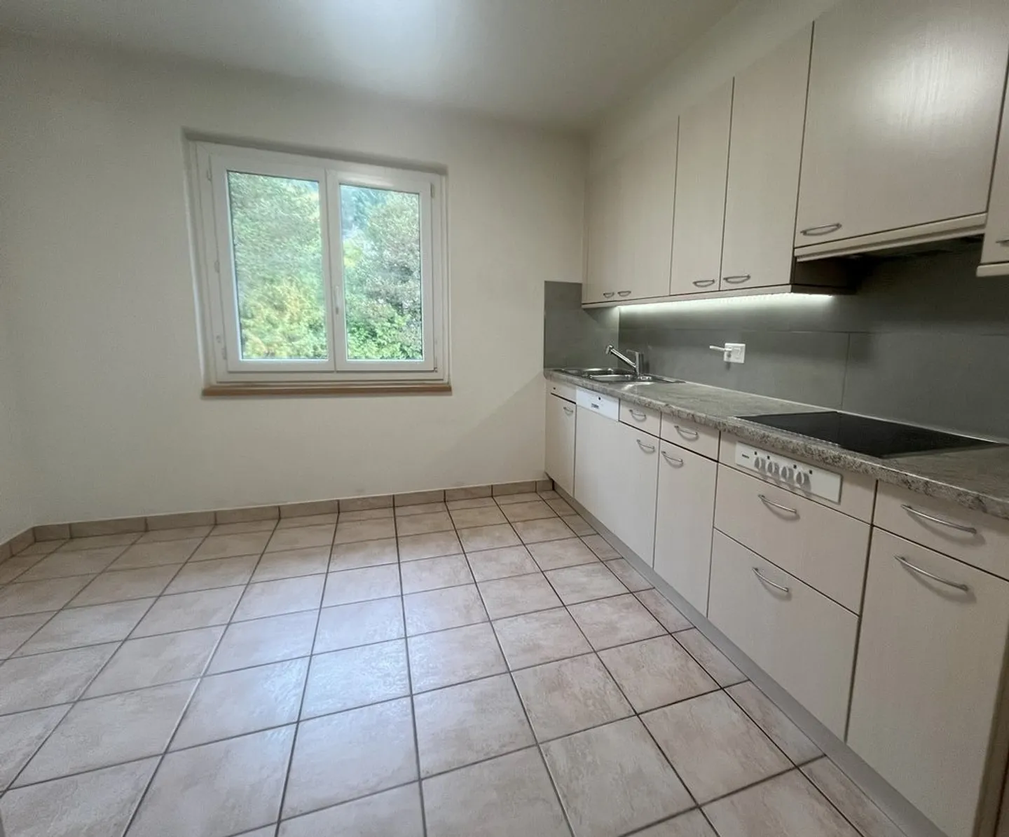 Bell'appartamento di 4 stanze con cucina attrezzata. - Foto 3 di 9