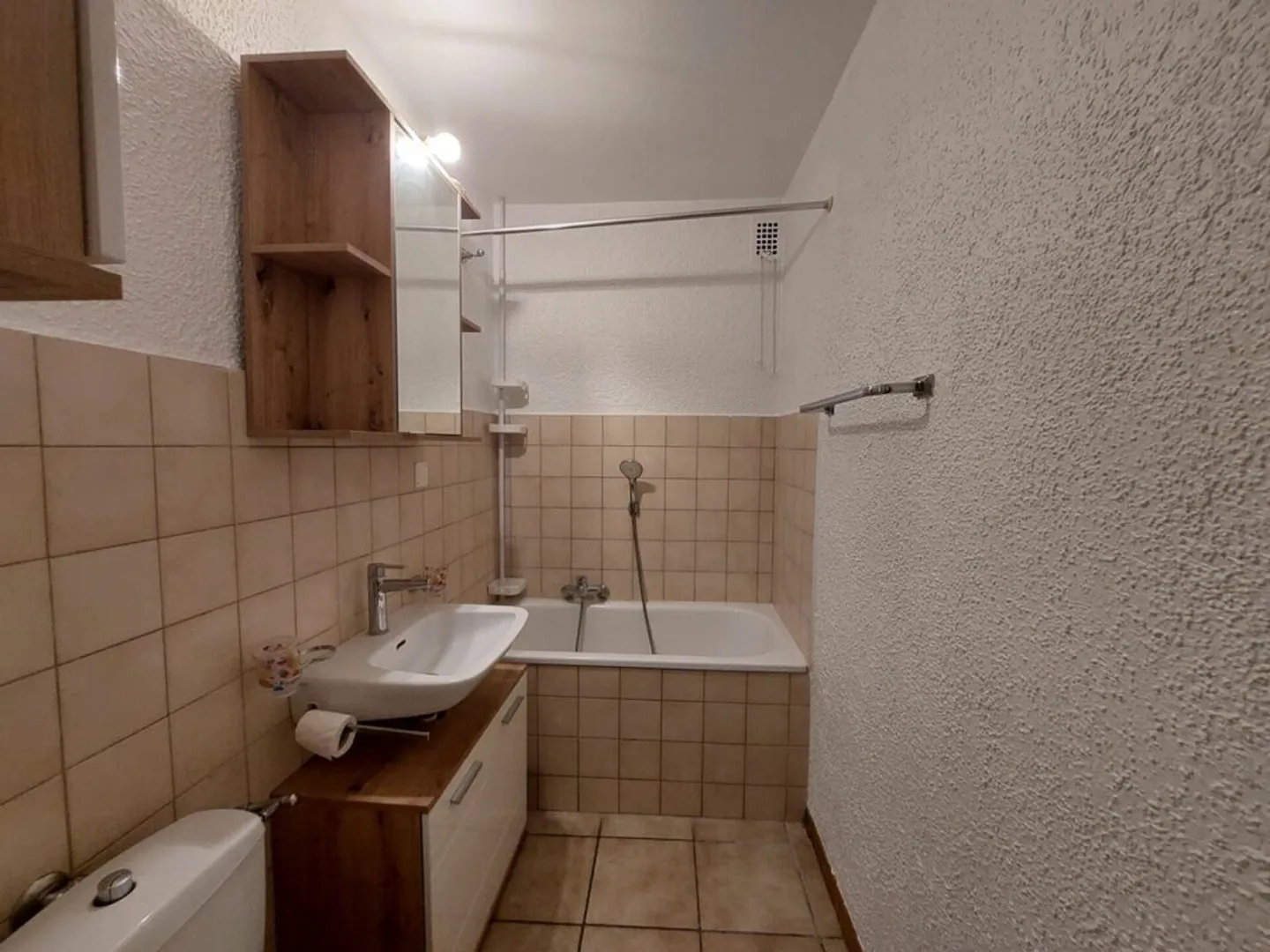 Bell'immobile di rendimento idealmente situato, comprendente un ristorante e tre appartamenti - Foto 4 di 7