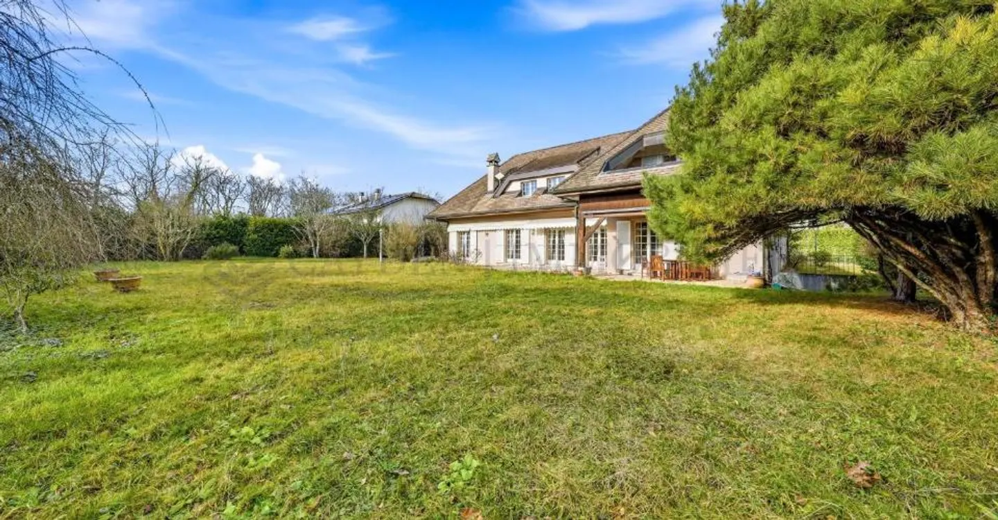 Große individuelle Villa in ruhiger Lage - Foto 2 von 11