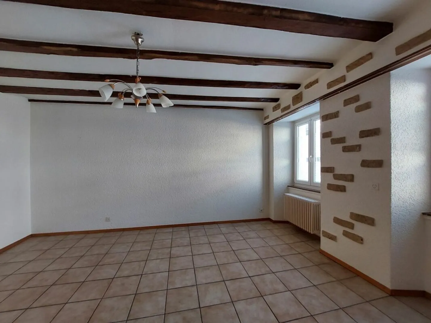 Bell'immobile di rendimento idealmente situato, comprendente un ristorante e tre appartamenti - Foto 5 di 7